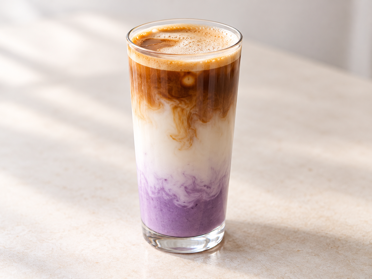 Fialové ube latte s espressovým mramorovaním